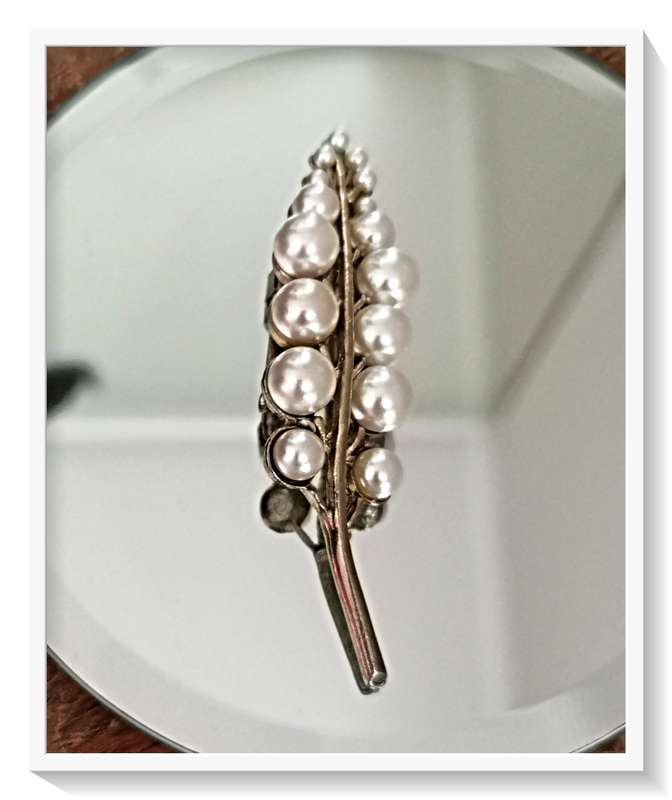 Classical Pearl Leaf Fashion Gold Tone Brooch - AN exceptional design - gorgeous piece *****