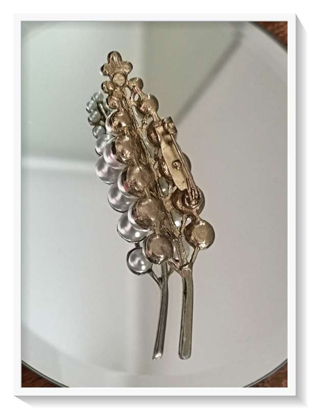 Classical Pearl Leaf Fashion Gold Tone Brooch - AN exceptional design - gorgeous piece *****