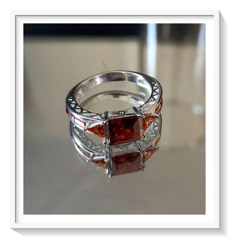 Genuine Silver 925 Ring with Rust Red Lab Created Quarts Size: 8 - A Beautiful Classical Ring *****