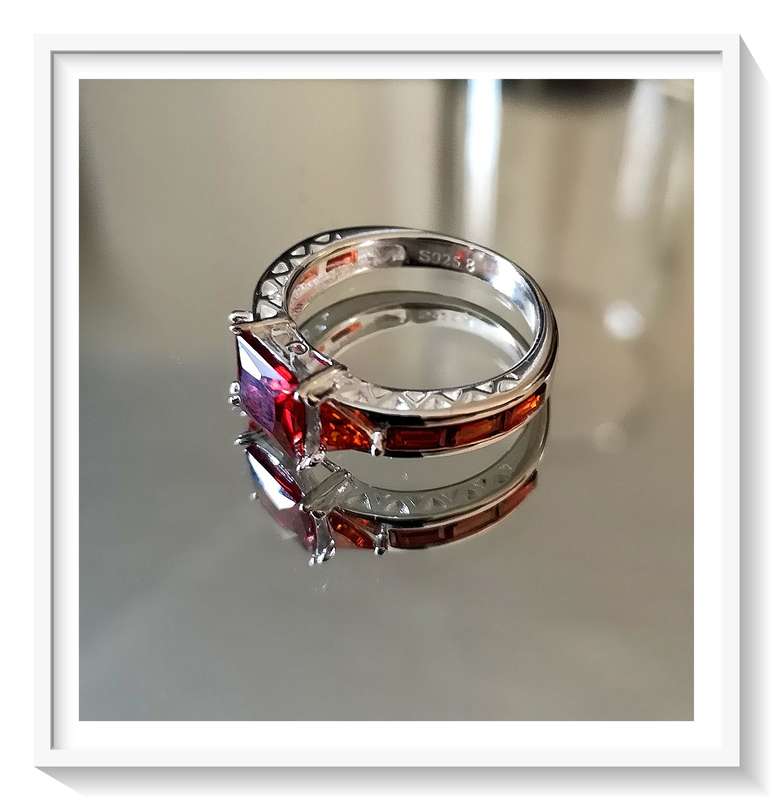 Genuine Silver 925 Ring with Rust Red Lab Created Quarts Size: 8 - A Beautiful Classical Ring *****