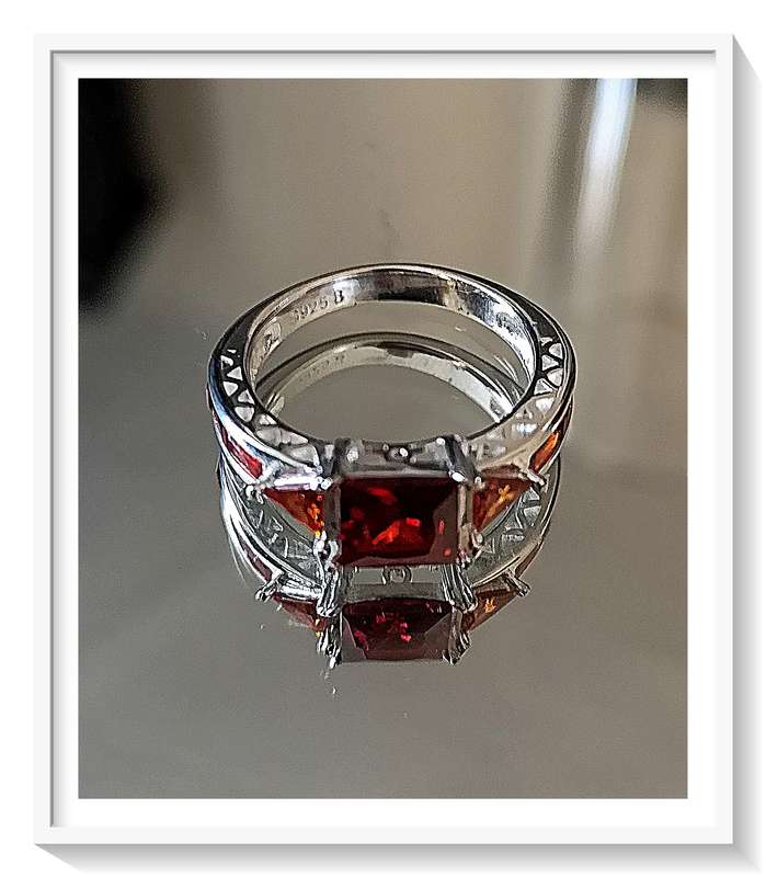 Genuine Silver 925 Ring with Rust Red Lab Created Quarts Size: 8 - A Beautiful Classical Ring *****