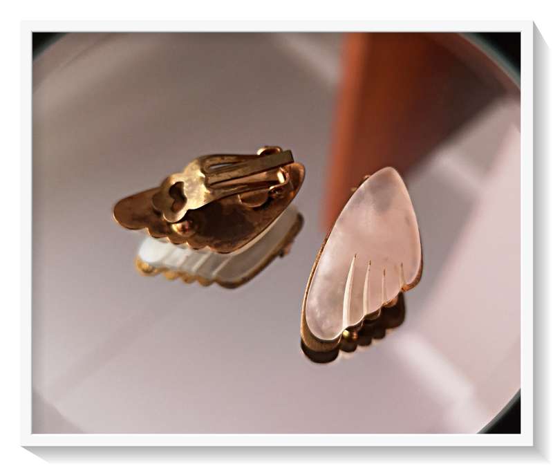 Genuine Vintage Mother of Pearl Clip on Earrings - Fantastic and Authentic *****