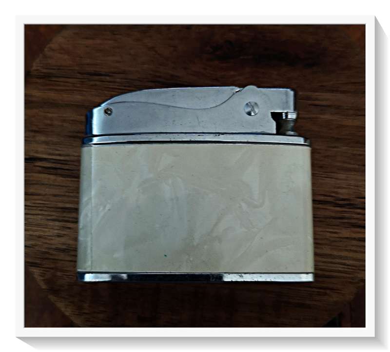 Ivory Coloured Art Deco Cat Themed Lighter Made in Japan Pat. no 165000 *****