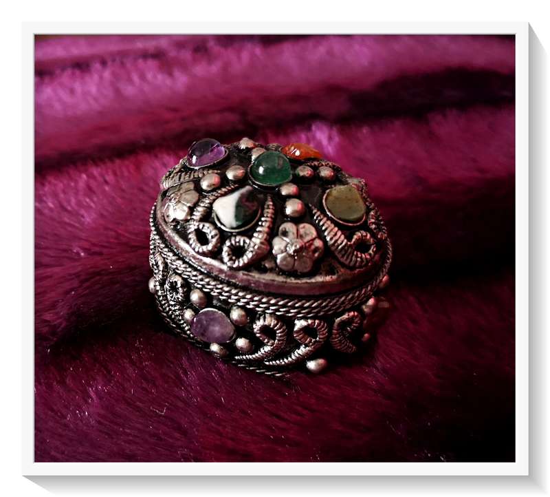 Perfectly Sized Silver Metal Trinket Holder or Pill Box adorned with Semi precious stones ***