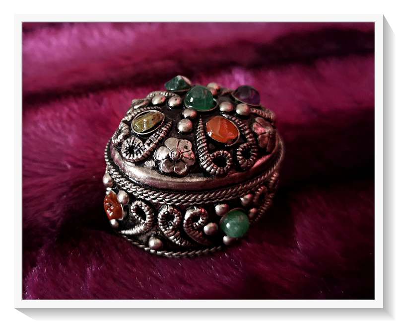 Perfectly Sized Silver Metal Trinket Holder or Pill Box adorned with Semi precious stones ***
