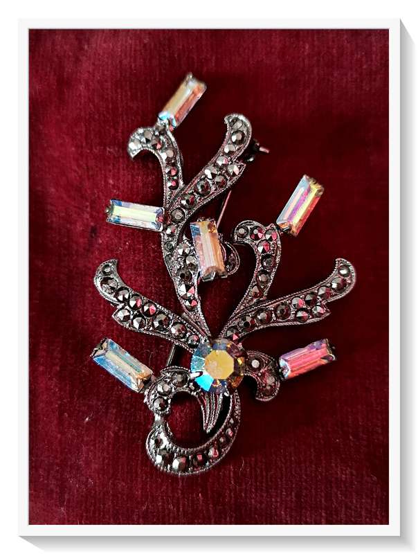 Vintage Vegetative Leaflike Emblem Marcasite Brooch with Opalesque Rhinestone Inlays