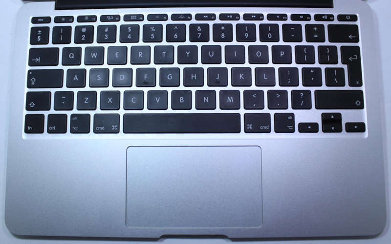 Apple MacBook Air A1465 11.6" Intel Core i5 Notebook EMC2924