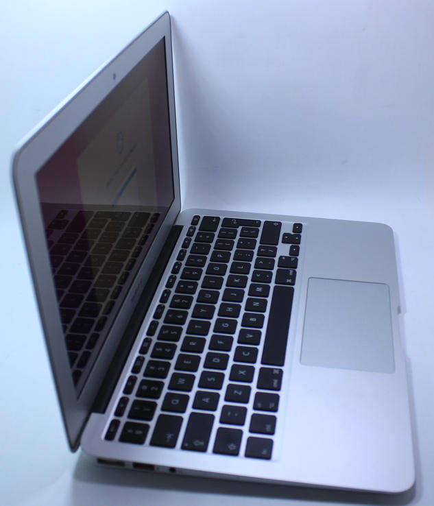 Apple MacBook Air A1465 11.6" Intel Core i5 Notebook EMC2924