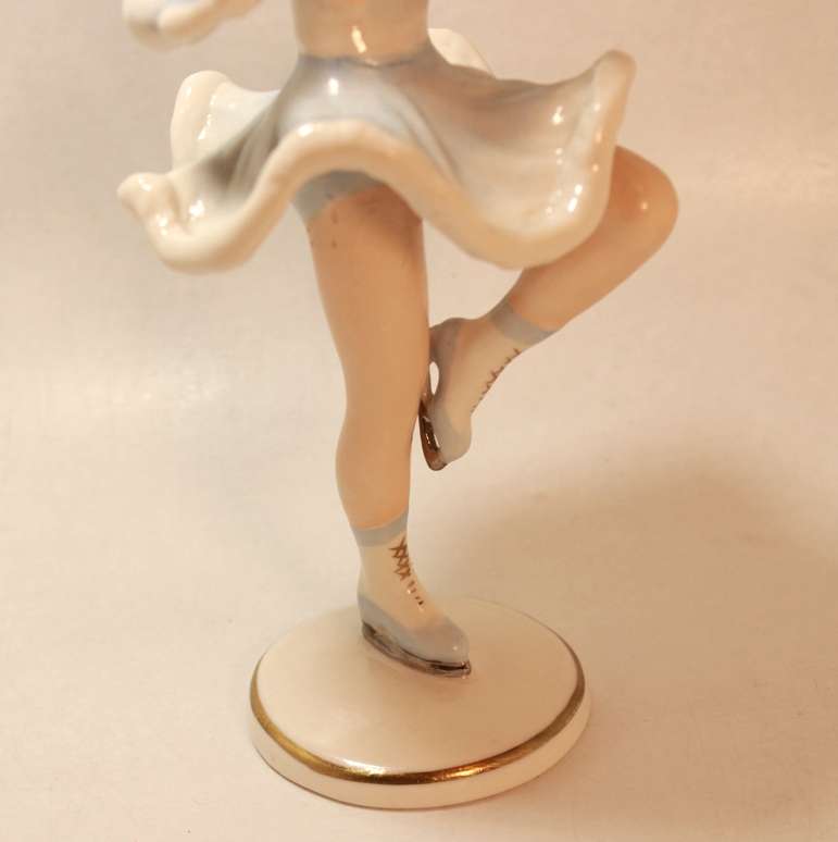 Vintage Dresden-Art Porcelain Lady Figure Skater #496