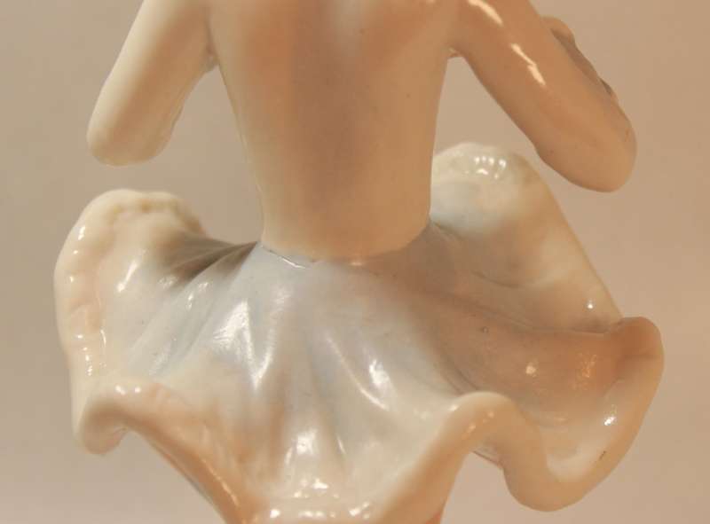 Vintage Dresden-Art Porcelain Lady Figure Skater #496