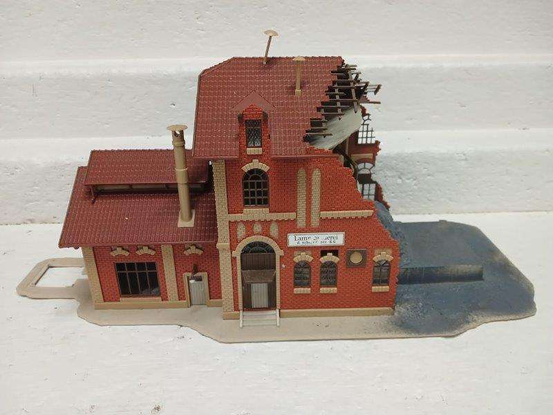 HO SCALE - VOLLMER - LARGE INDUSTRIAL BUILDING BEING DEMOLISHED