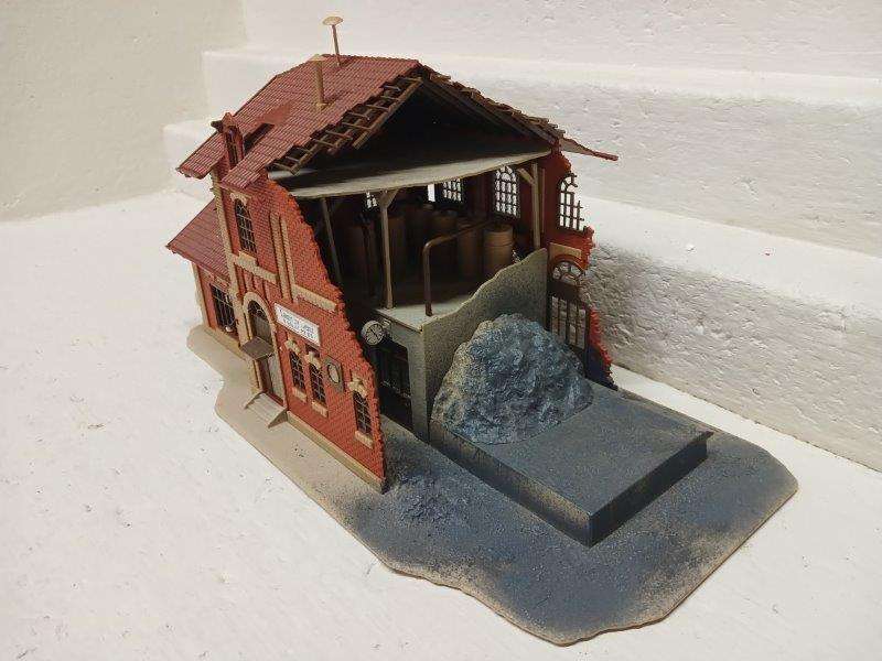 HO SCALE - VOLLMER - LARGE INDUSTRIAL BUILDING BEING DEMOLISHED