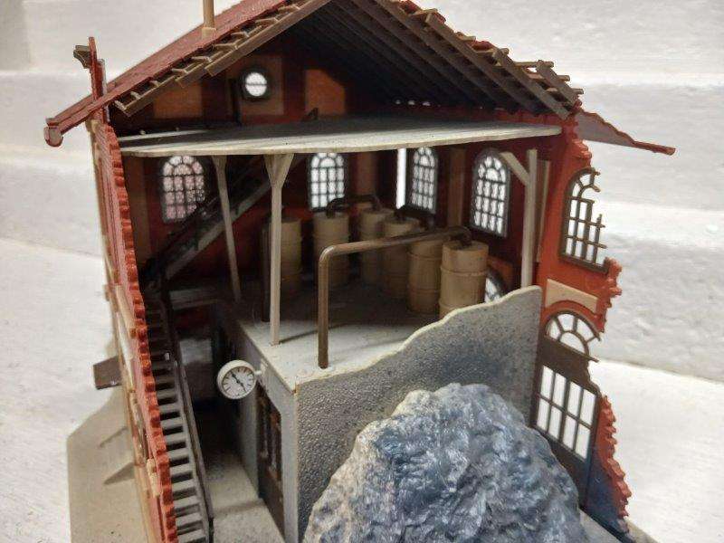 HO SCALE - VOLLMER - LARGE INDUSTRIAL BUILDING BEING DEMOLISHED