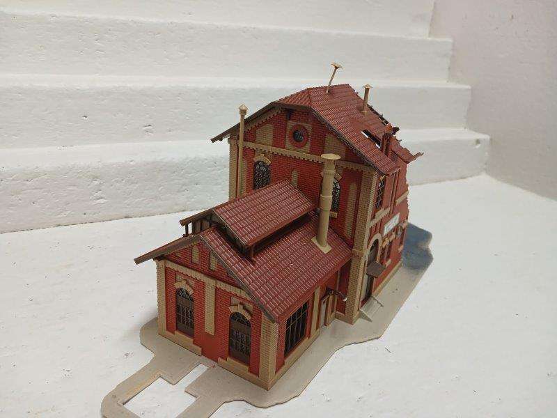 HO SCALE - VOLLMER - LARGE INDUSTRIAL BUILDING BEING DEMOLISHED