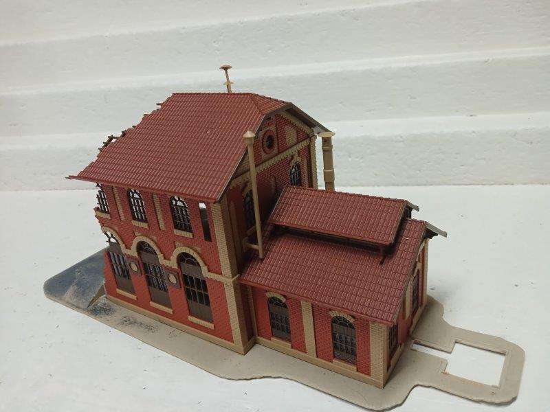 HO SCALE - VOLLMER - LARGE INDUSTRIAL BUILDING BEING DEMOLISHED