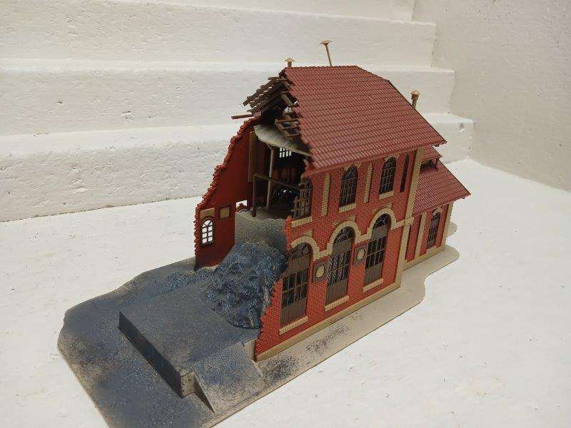 HO SCALE - VOLLMER - LARGE INDUSTRIAL BUILDING BEING DEMOLISHED