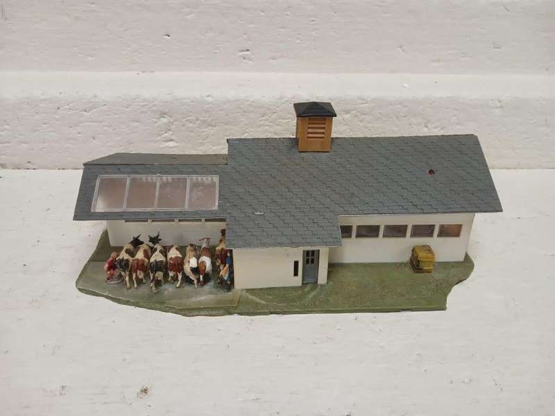 HO SCALE - FALLER - DAIRY BUILDING WITH COWS ETC