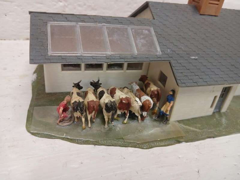 HO SCALE - FALLER - DAIRY BUILDING WITH COWS ETC