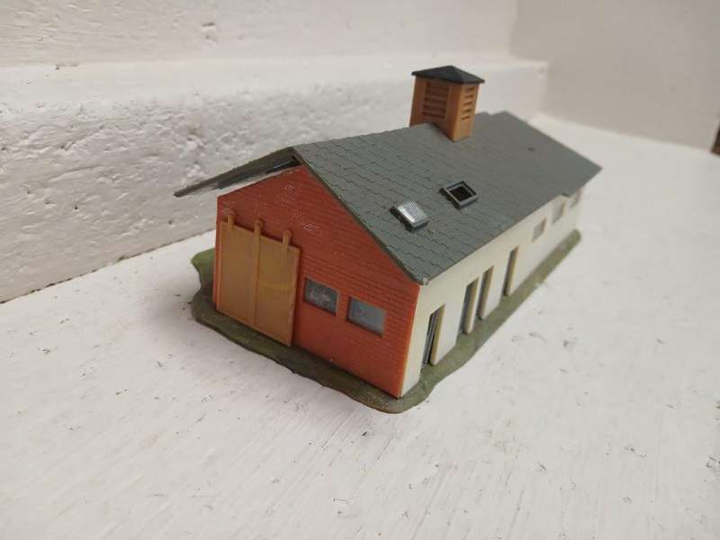 HO SCALE - FALLER - DAIRY BUILDING WITH COWS ETC