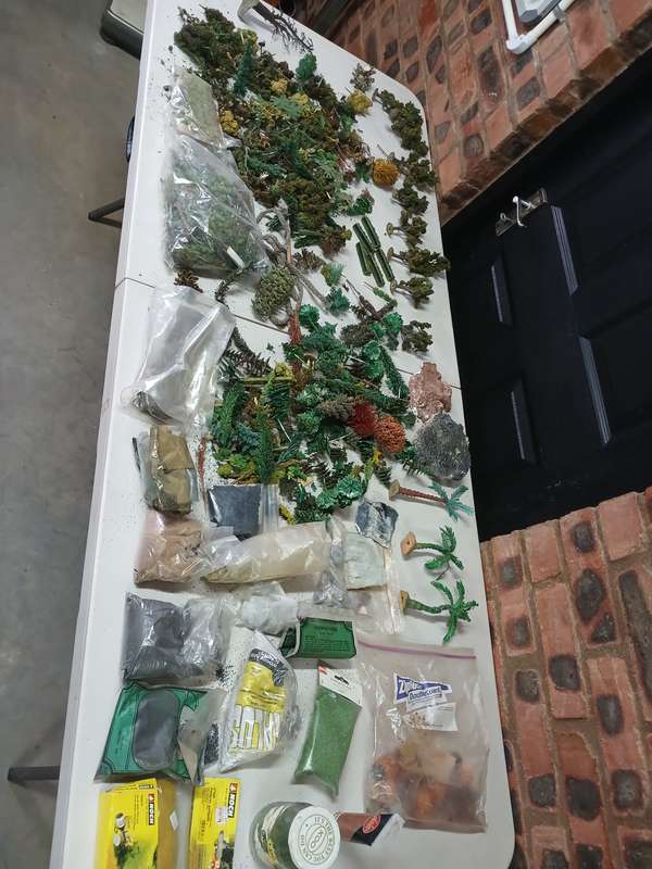HO SCALE - LARGE AMOUNT OF SCENERY MATERIAL + TREES ETC