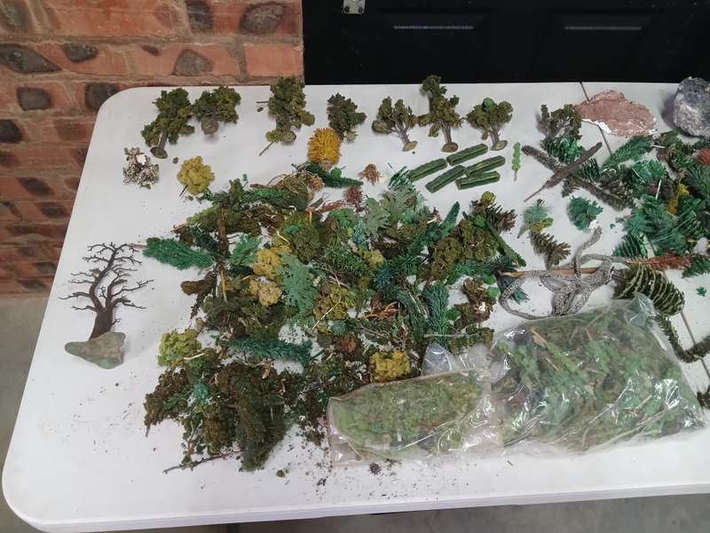 HO SCALE - LARGE AMOUNT OF SCENERY MATERIAL + TREES ETC
