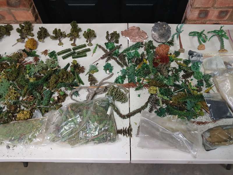 HO SCALE - LARGE AMOUNT OF SCENERY MATERIAL + TREES ETC