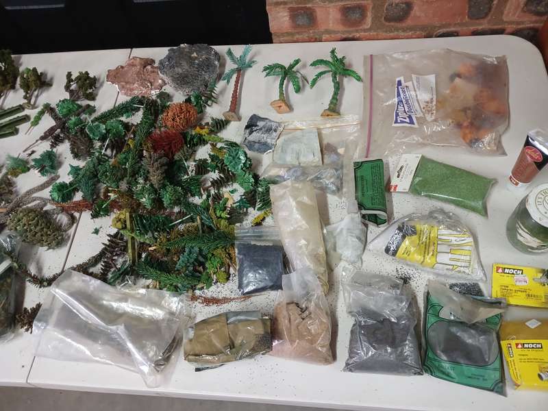 HO SCALE - LARGE AMOUNT OF SCENERY MATERIAL + TREES ETC