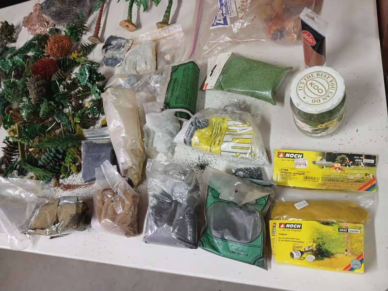 HO SCALE - LARGE AMOUNT OF SCENERY MATERIAL + TREES ETC