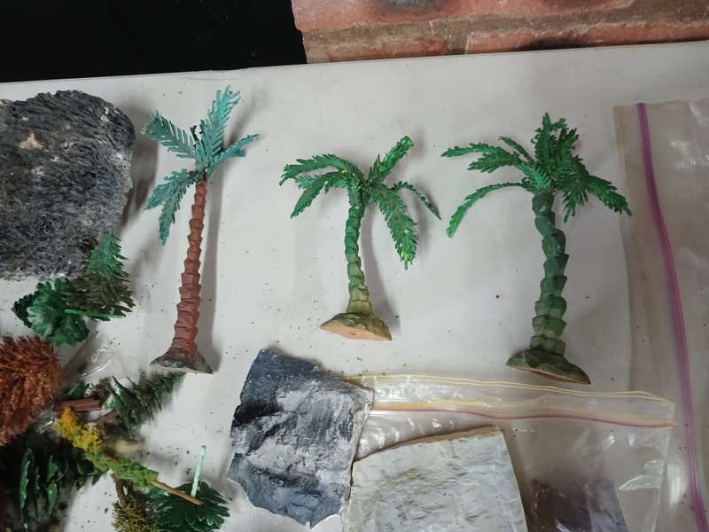 HO SCALE - LARGE AMOUNT OF SCENERY MATERIAL + TREES ETC