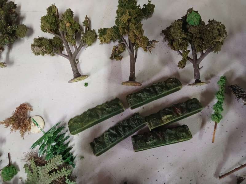 HO SCALE - LARGE AMOUNT OF SCENERY MATERIAL + TREES ETC