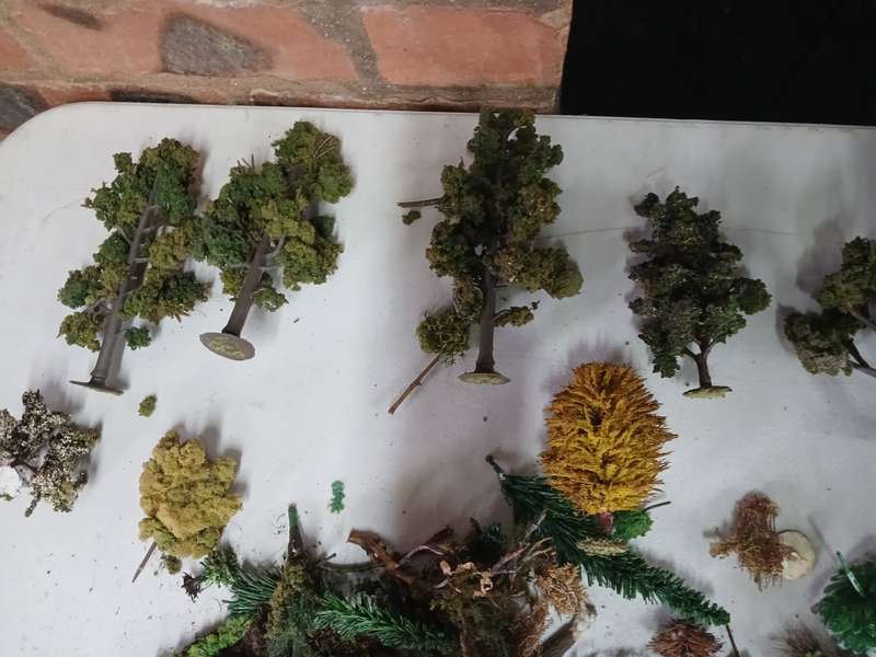 HO SCALE - LARGE AMOUNT OF SCENERY MATERIAL + TREES ETC