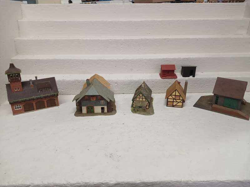 HO SCALE - EUROPEAN STYLE HOUSES - X7
