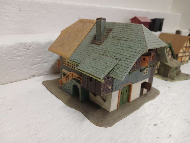 HO SCALE - EUROPEAN STYLE HOUSES - X7