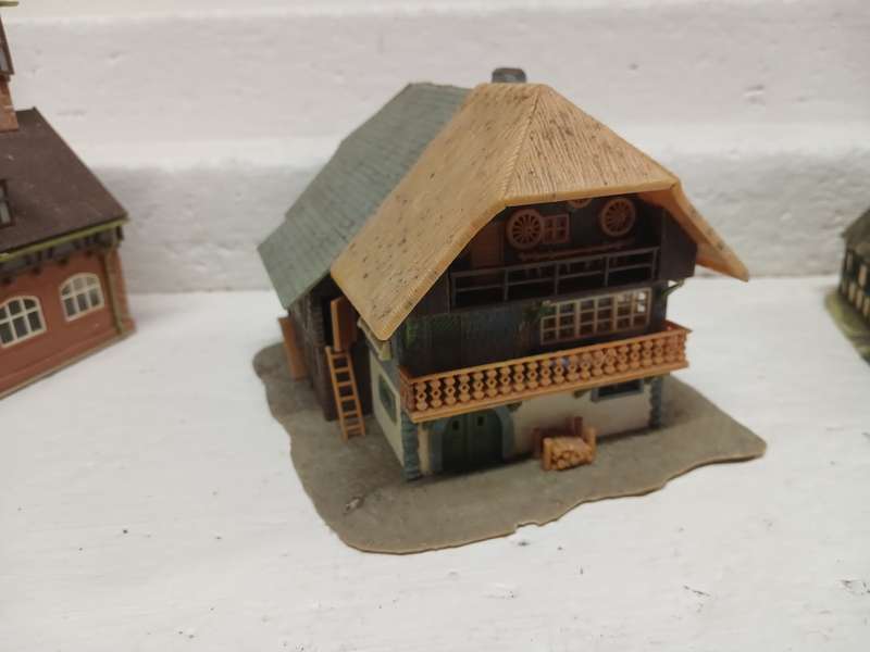 HO SCALE - EUROPEAN STYLE HOUSES - X7