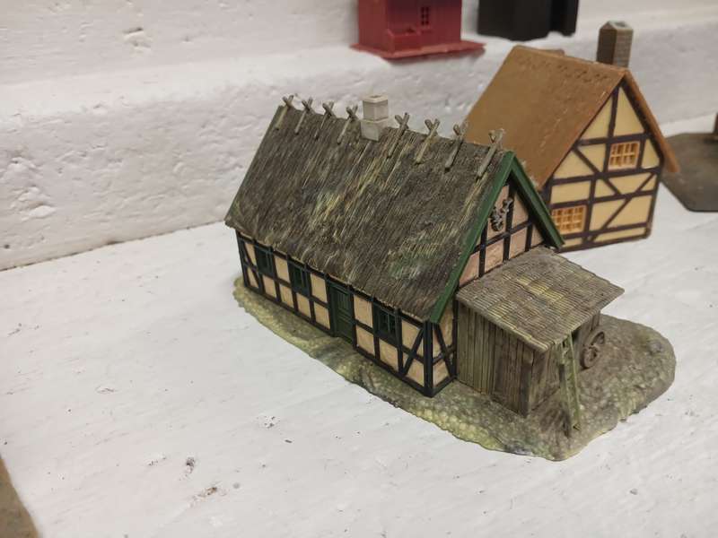 HO SCALE - EUROPEAN STYLE HOUSES - X7