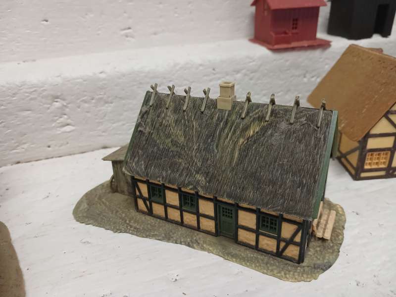 HO SCALE - EUROPEAN STYLE HOUSES - X7