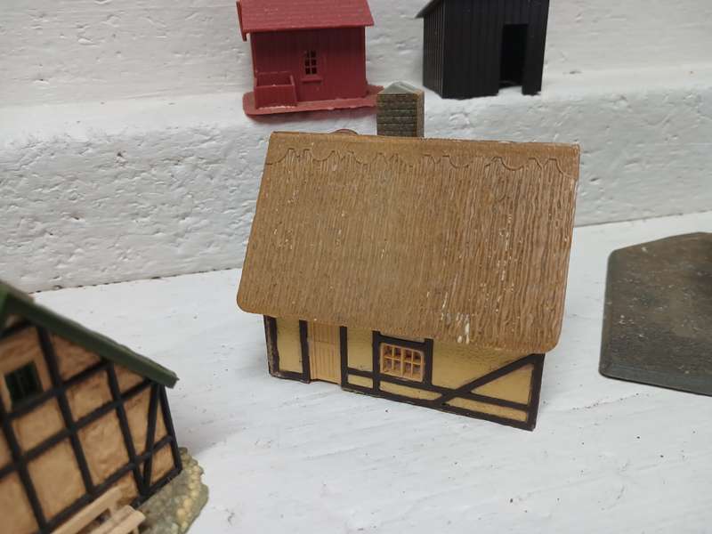 HO SCALE - EUROPEAN STYLE HOUSES - X7
