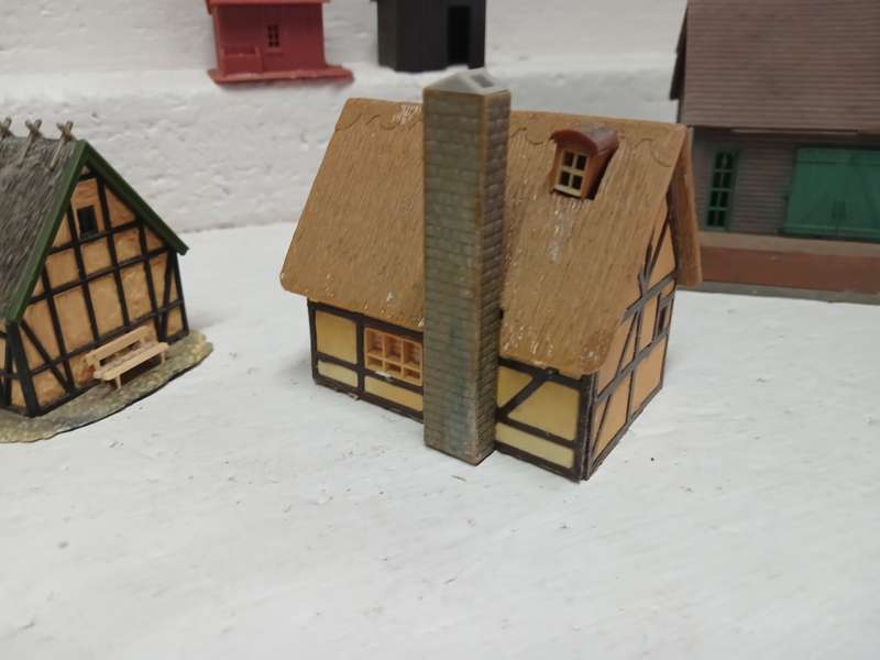HO SCALE - EUROPEAN STYLE HOUSES - X7