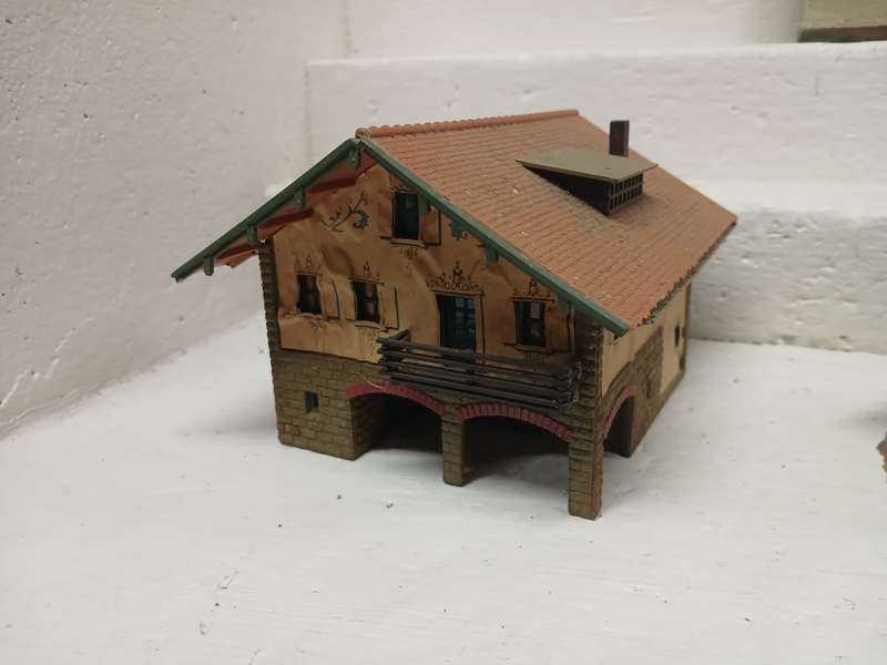 HO SCALE -VARIOUS BUILDINGS - X8