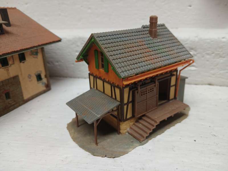 HO SCALE -VARIOUS BUILDINGS - X8