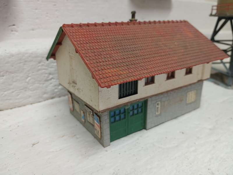 HO SCALE -VARIOUS BUILDINGS - X8