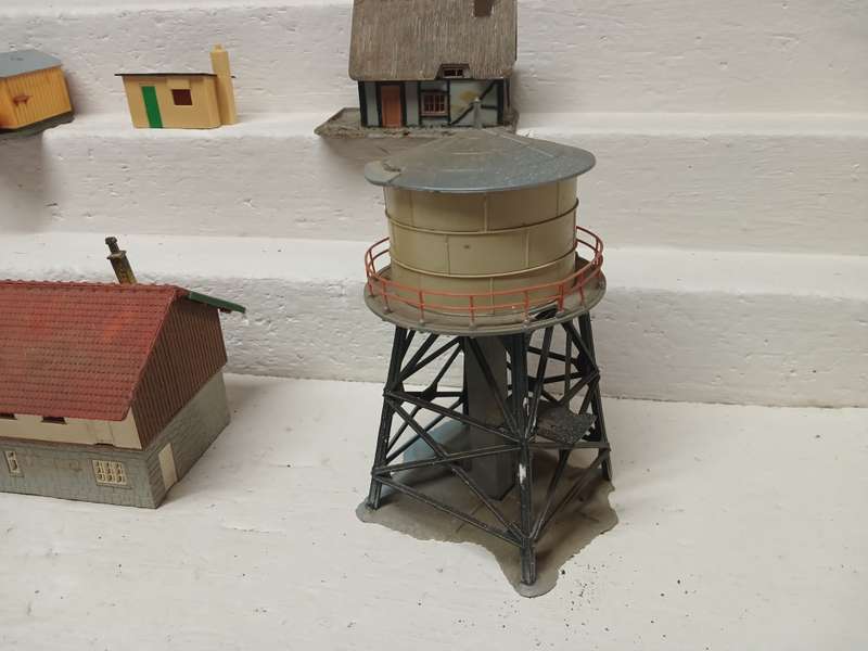HO SCALE -VARIOUS BUILDINGS - X8