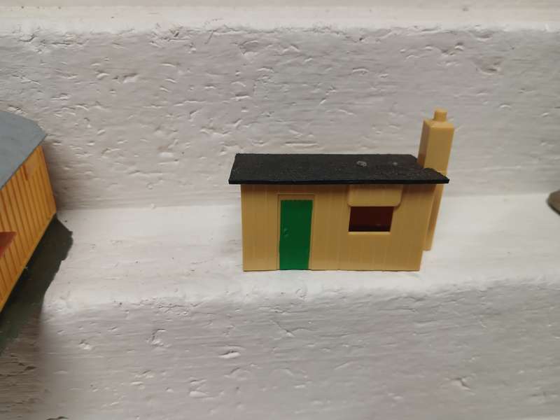 HO SCALE -VARIOUS BUILDINGS - X8