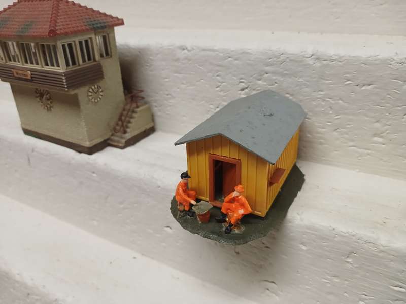 HO SCALE -VARIOUS BUILDINGS - X8