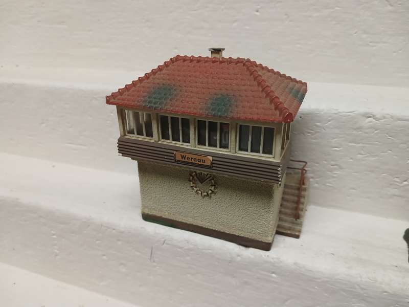 HO SCALE -VARIOUS BUILDINGS - X8