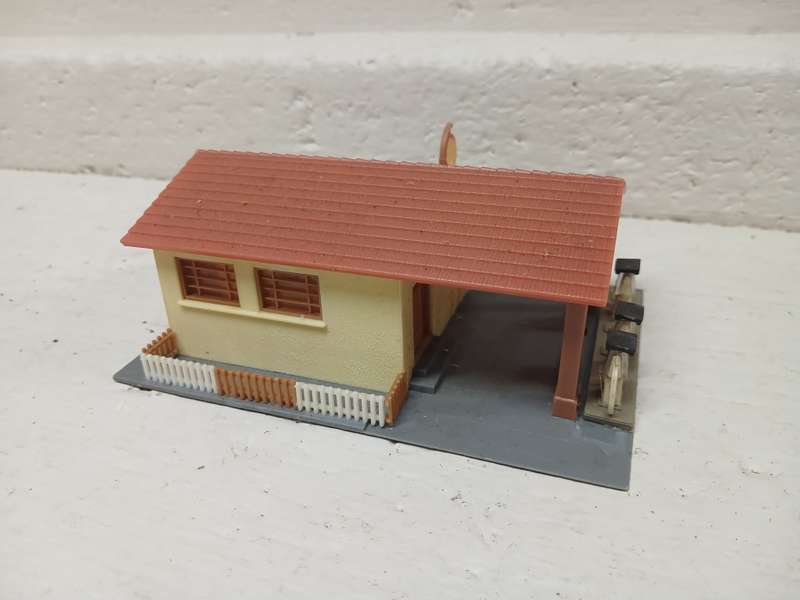 HO SCALE - SHELL GARAGE BUILDING WITH PETROL PUMPS