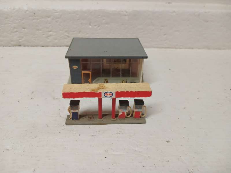 HO SCALE - ESSO GARAGE BUILDING WITH PETROL PUMPS