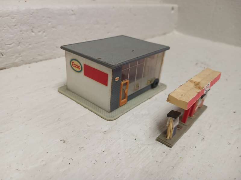 HO SCALE - ESSO GARAGE BUILDING WITH PETROL PUMPS