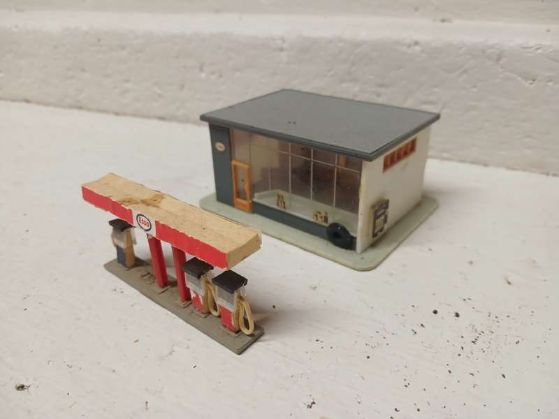 HO SCALE - ESSO GARAGE BUILDING WITH PETROL PUMPS