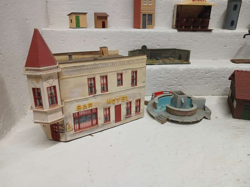 HO / OO SCALE - VARIOUS BUILDINGS & EQUIPMENT